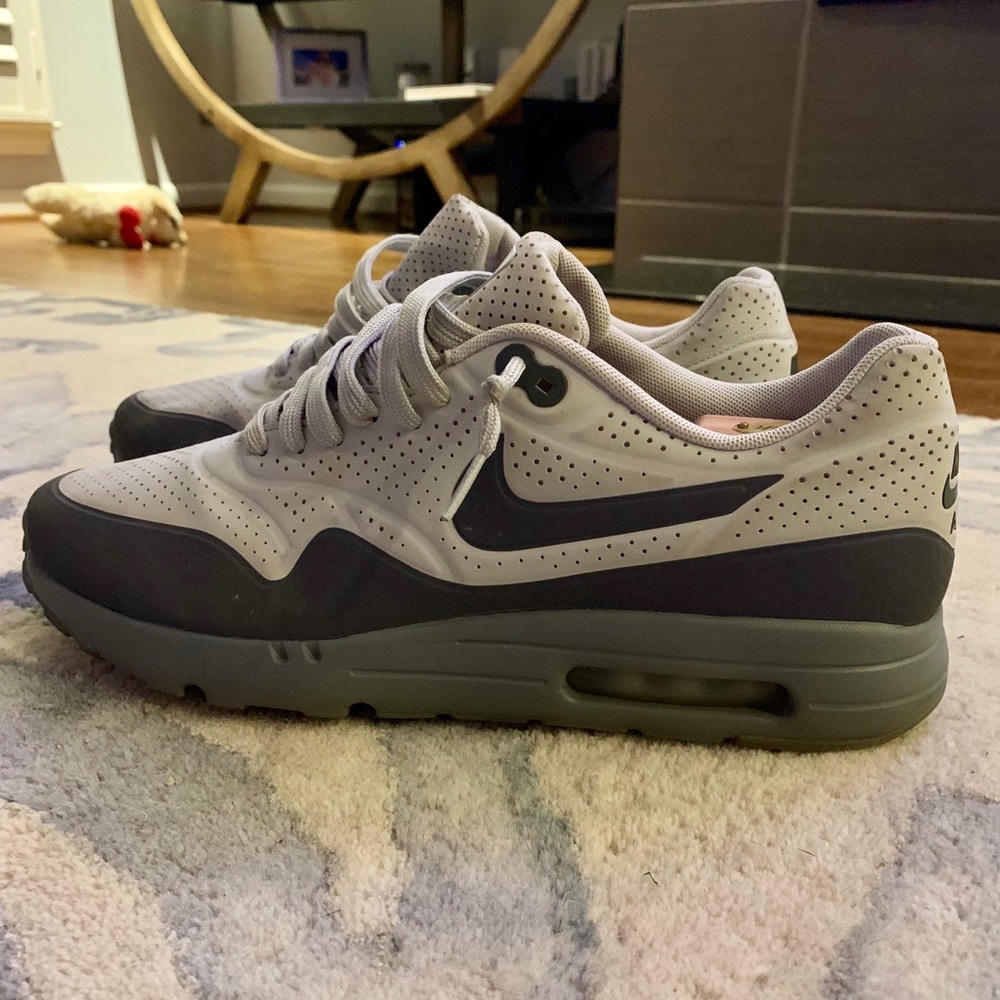 Men’s Nike Air Max. Men’s size 11. Grey and white